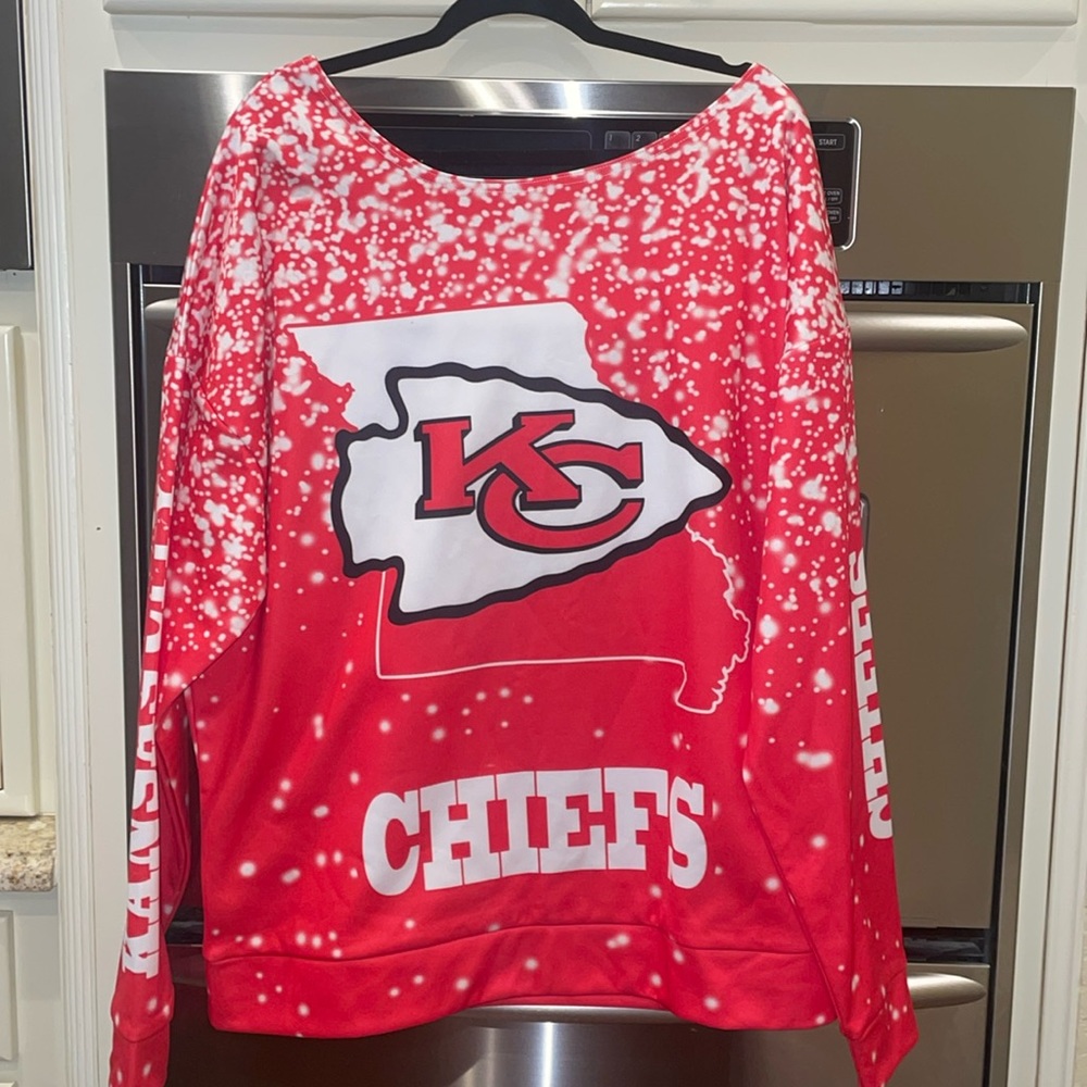 Super Bowl ready! ❤️ Women’s Chiefs 🏈 scoop neck Sweat-shirt size XXL💛